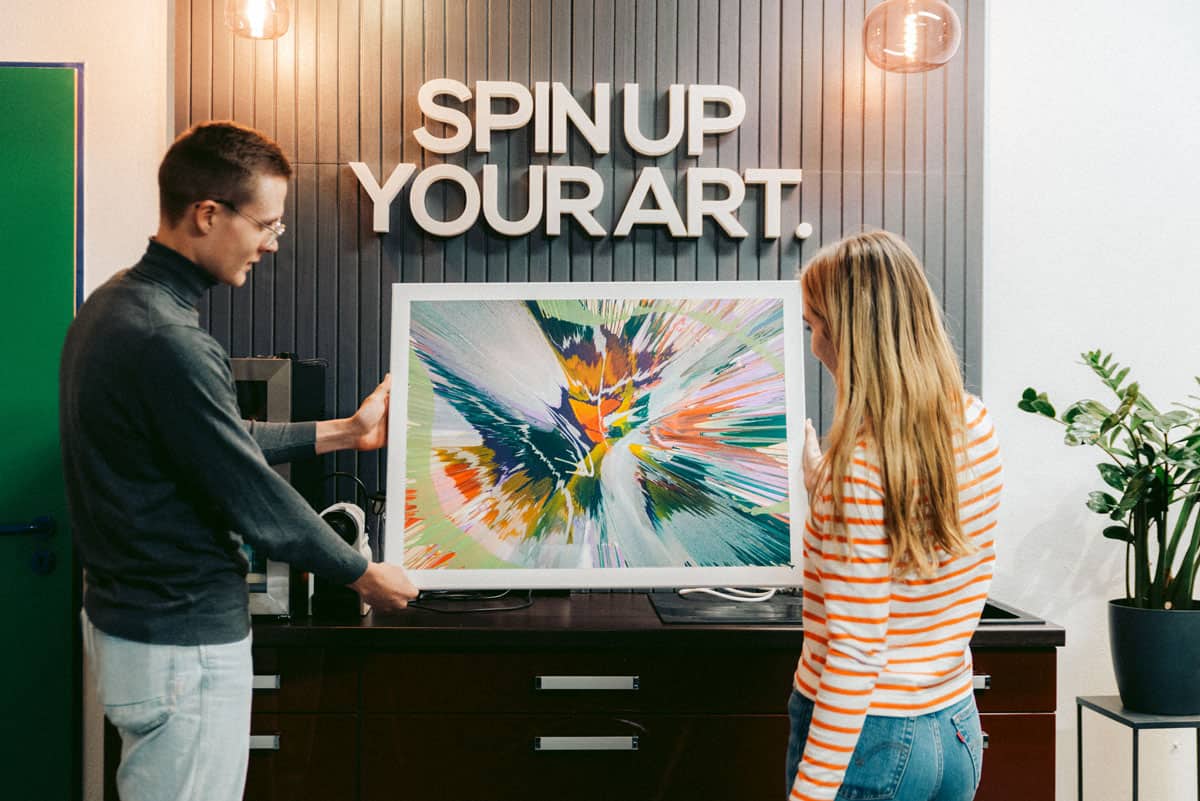 Paar mit faszinierendes Spinpainting-Kunstwerk, erstellt im Studio Zuber in Leipzig