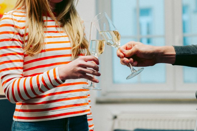 JGA mit Sekt anstoßen, feiern in Leipzig