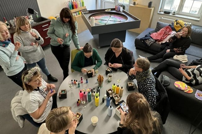 JGA Feier, Frauen am Tisch, Spinpainting in Leipzig