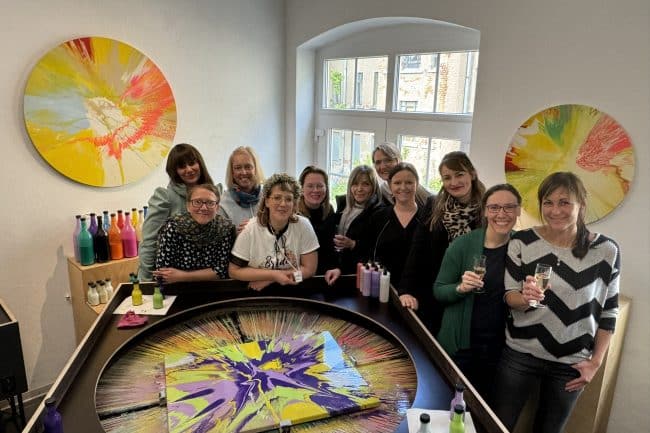 JGA Feier, viele Frauen in Leipzig, Spin Painting Erlebnis