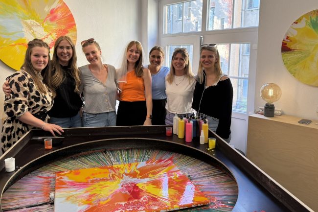 JGA feiern in Leipzig mit Spinpainting; Frauen lachen